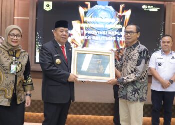 Gubernur Hidayat Arsani Serahkan Paritrana Award Tingkat Provinsi Tahun 2024
