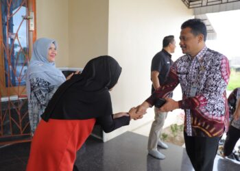 Pj Sekda Serahkan Santunan ASN Peduli dan KORPRI Babel ke Keluarga Alm Andi
