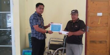 PT Timah Tbk Serahkan Bantuan Biaya Pengobatan untuk Masyarakat Karimun