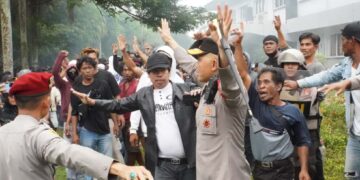 Kapolda Babel Turun Langsung Redam Ketegangan Aksi Massa di PT Timah, Aksi Ricuh Berakhir Damai