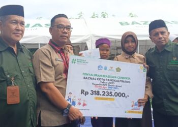 BAZNAS Salurkan Rp318 Juta untuk 809 Siswa di Pangkalpinang