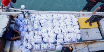 Diterjang Banjir Rob, PT Timah Tbk Bantu Warga Penutuk