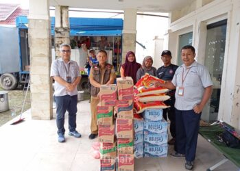  PT Timah Bergegas Bantu Sediakan Pangan untuk Warga Terdampak Banjir Rob di Mentok