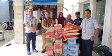  PT Timah Bergegas Bantu Sediakan Pangan untuk Warga Terdampak Banjir Rob di Mentok