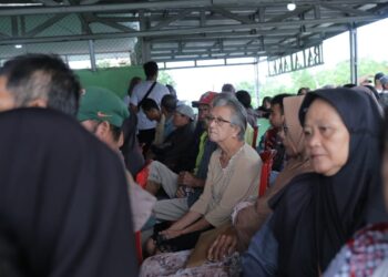 Peduli Warga Lansia, Gubernur Arsani Serahkan Ratusan Karung Beras di Sungailiat