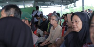 Peduli Warga Lansia, Gubernur Arsani Serahkan Ratusan Karung Beras di Sungailiat
