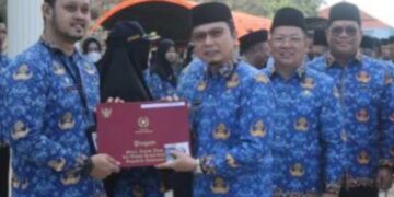 Bupati Algafry Serahkan Penghargaan ASN di HUT ke-54 Korpri