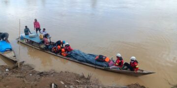 Akses Darat Terputus, Tim ERG PT TIMAH Tbk Tempuh Jalur Sungai Salurkan Bantuan untuk Warga di Aceh Tamiang