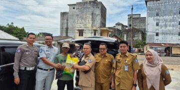 Semarak HUT Ke-25 Babel dan HUT PGRI, UPT Bakuda Bersama Cabdindik Babar Bagikan 2.000 Kg Beras Gratis untuk WP Taat