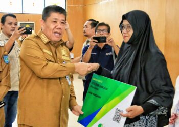 Gubernur Hidayat Arsani Serahkan Kartu BPJS Ketenagakerjaan Bagi UMKM di Belitung