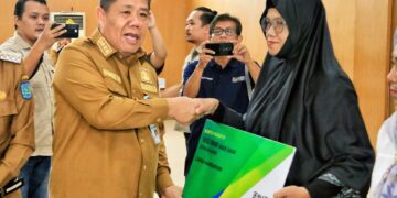 Gubernur Hidayat Arsani Serahkan Kartu BPJS Ketenagakerjaan Bagi UMKM di Belitung