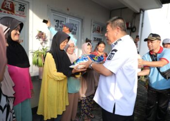 Gubernur Hidayat Bagikan Ratusan Sembako di Pasar Kampung Asam
