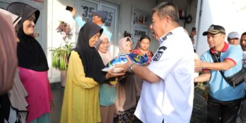 Gubernur Hidayat Bagikan Ratusan Sembako di Pasar Kampung Asam