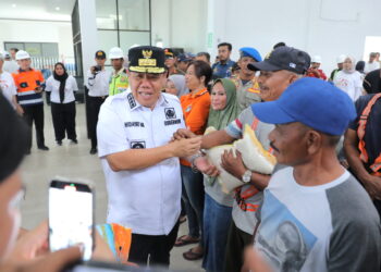 Berkah HUT Provinsi, Gubernur Hidayat Arsani Bagikan Sembako Kepada Pekerja di Pelabuhan Pangkalbalam
