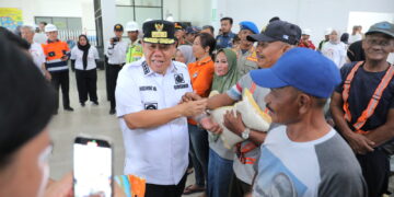 Berkah HUT Provinsi, Gubernur Hidayat Arsani Bagikan Sembako Kepada Pekerja di Pelabuhan Pangkalbalam