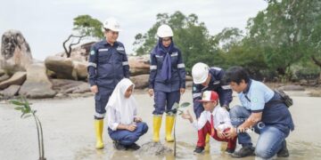 Jaga Ekosistem Pesisir, PT Timah Gandeng Pelajar Tanam Ribuan Mangrove