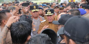 Gubernur Babel Hidayat Arsani Turun Langsung Temui Massa Aksi