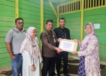 Wakili Gubernur Babel, Sekda Fery Antar Langsung Santunan ASN Peduli ke Keluarga Almarhum Sigit