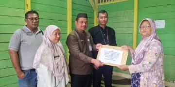 Wakili Gubernur Babel, Sekda Fery Antar Langsung Santunan ASN Peduli ke Keluarga Almarhum Sigit