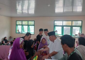 Berbagi di Bulan Suci, Gubernur Babel Salurkan Zakat dan Santunan untuk Mustahik