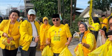 Hidayat Arsani Komandoi Kader Golkar Babel Turun ke Jalan Berbagi Takjil