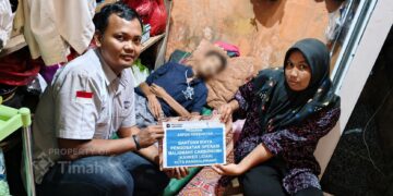 Ringankan Biaya Pengobatan Warga, PT TIMAH Serahkan Bantuan Untuk Satriadi 