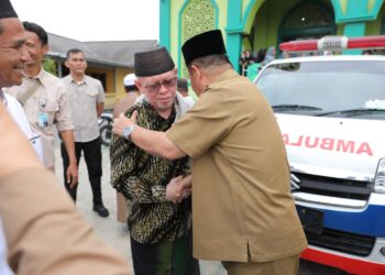 Gubernur Hidayat Arsani Serahkan Bantuan Ambulans untuk Masjid As-Salam Kace
