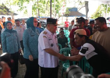 Pasang Life Jacket ke Nelayan, Gubernur Babel Tekankan Budaya Siaga Bencana