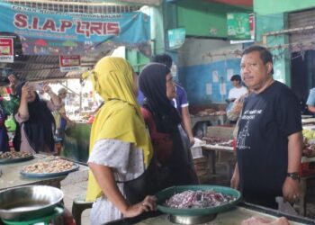 Turun Langsung Bersihkan Pasar Rumput, Saparudin Ajak Pedagang Bangun Budaya Bersih