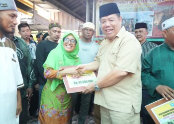 Gubernur Hidayat Arsani Serahkan Sapi Limousin Bantuan Presiden untuk Masyarakat Sungailiat