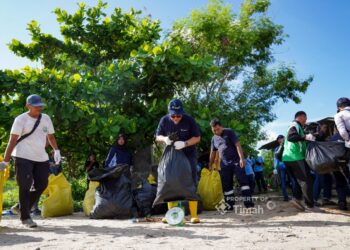 Gotong Royong Jaga Pesisir, PT TIMAH Bersihkan Pantai Tambak Udang