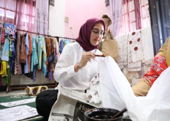 Usai Mencoba Membatik, Noni Hidayat Komitmen Perkuat Pengembangan Wastra Belitung
