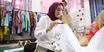 Usai Mencoba Membatik, Noni Hidayat Komitmen Perkuat Pengembangan Wastra Belitung