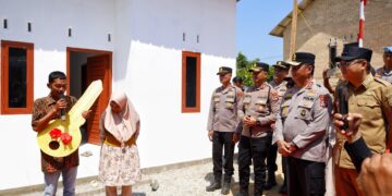 Korban Kebakaran di Bangka Barat Kini Punya Rumah Baru, Kapolda Babel Serahkan Kunci Hunian
