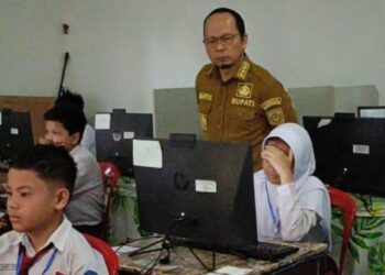 Bupati Algafry Tinjau TKA SD, Tegaskan Tes Bukan Penentu Kelulusan
