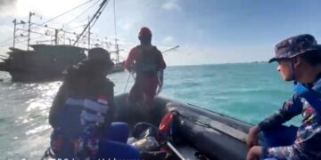 Niat Menolong Rekan yang Terjatuh, Dua Kru Kapal Justru Hilang Terseret Arus di Lubuk Besar