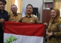 Gerakan ASN Babel Berbagi Bendera Merah Putih, Ajak Warga Kibarkan Semangat Nasionalisme