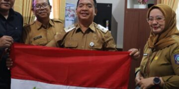 Gerakan ASN Babel Berbagi Bendera Merah Putih, Ajak Warga Kibarkan Semangat Nasionalisme