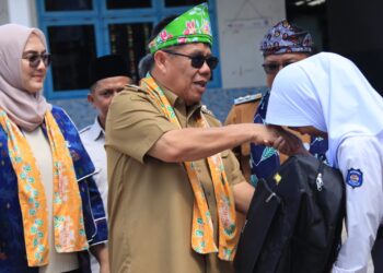 Ringankan Beban Keluarga, Gubernur Hidayat Serahkan Bantuan Sekolah untuk Siswa Prasejahtera