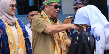 Ringankan Beban Keluarga, Gubernur Hidayat Serahkan Bantuan Sekolah untuk Siswa Prasejahtera