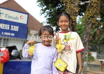 Ratusan Telur Rebus Dibagikan Noni Hidayat untuk Anak-anak di Semarak Pawai HUT RI