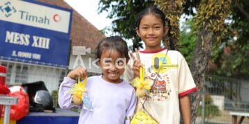 Ratusan Telur Rebus Dibagikan Noni Hidayat untuk Anak-anak di Semarak Pawai HUT RI