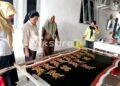 Di Balik Canting Batik Asdarya, Rina Tarol Menemukan Potensi Lokal yang Perlu Didorong