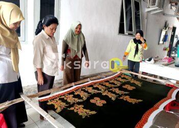 Di Balik Canting Batik Asdarya, Rina Tarol Menemukan Potensi Lokal yang Perlu Didorong