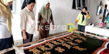 Di Balik Canting Batik Asdarya, Rina Tarol Menemukan Potensi Lokal yang Perlu Didorong