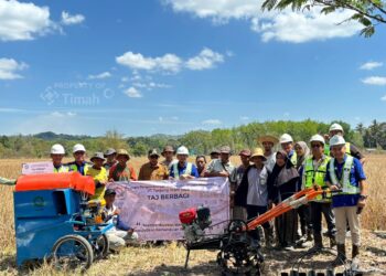 Petani Mangkauk Kini Punya Traktor dan Mesin Perontok, PT TAJ Dorong Produktivitas